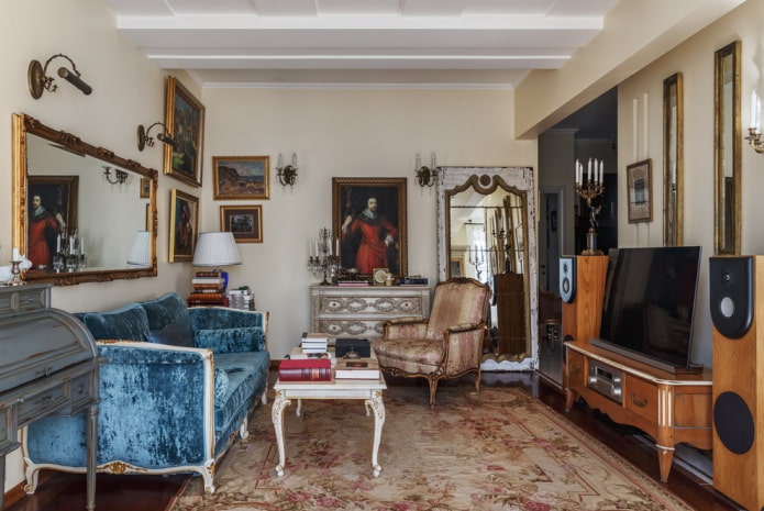 cortinas y decoración en la sala de estar en el estilo clásico