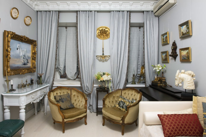 cortinas y decoración en la sala de estar en el estilo clásico