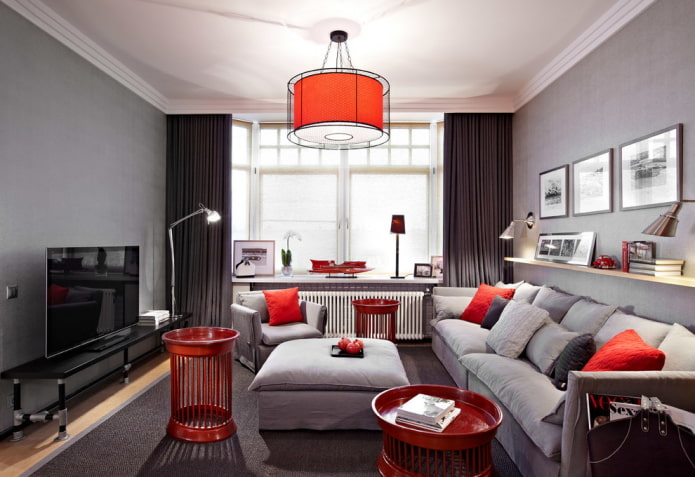 Detalles rojos en una sala de estar gris