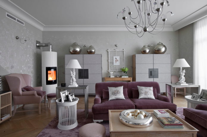 sofá morado en una habitación gris