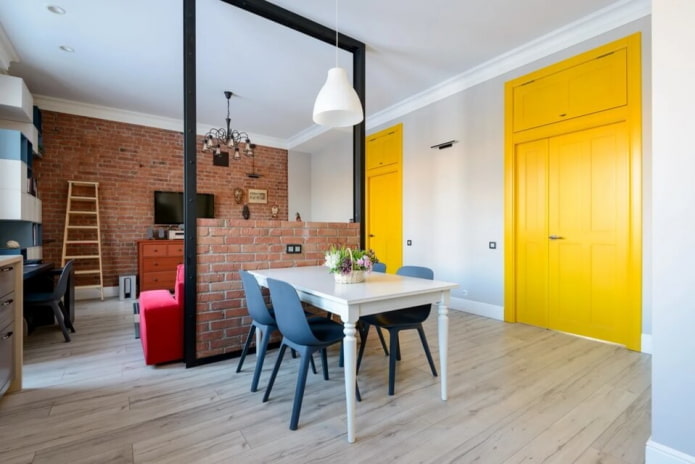 Puertas en contraste en un loft
