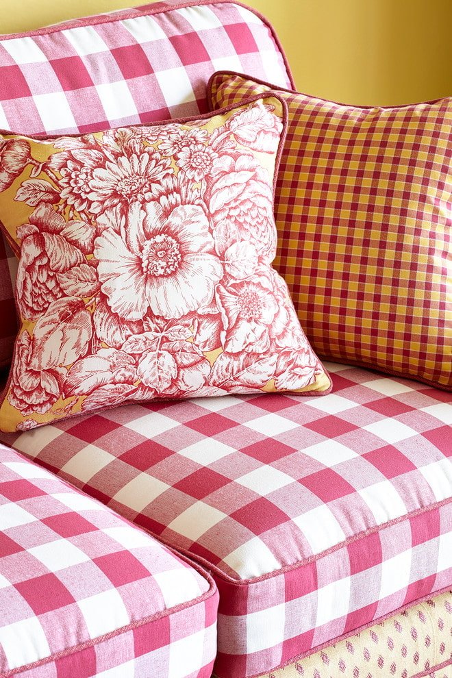 Tapicería a cuadros del sillón con estampado floral