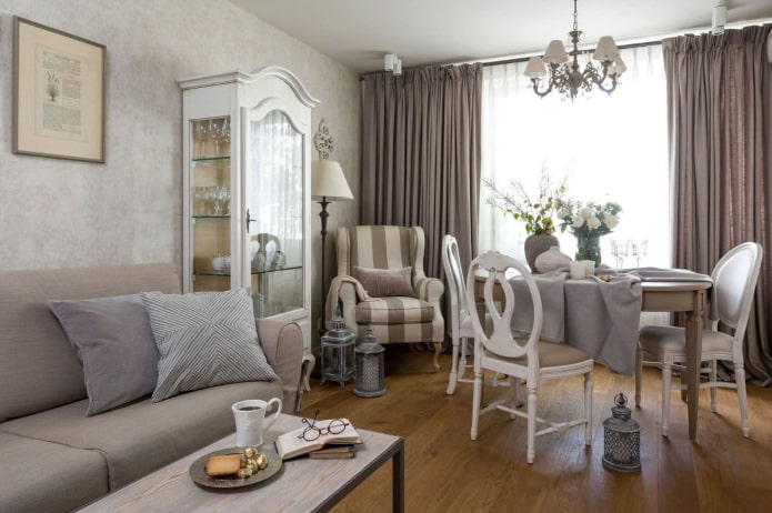 Elegante provenzal en una sala de estar moderna