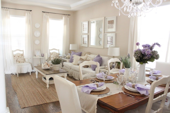 Salón crema con accesorios lilas