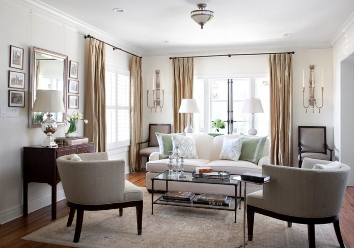 Cortinas beige en las ventanas del recibidor