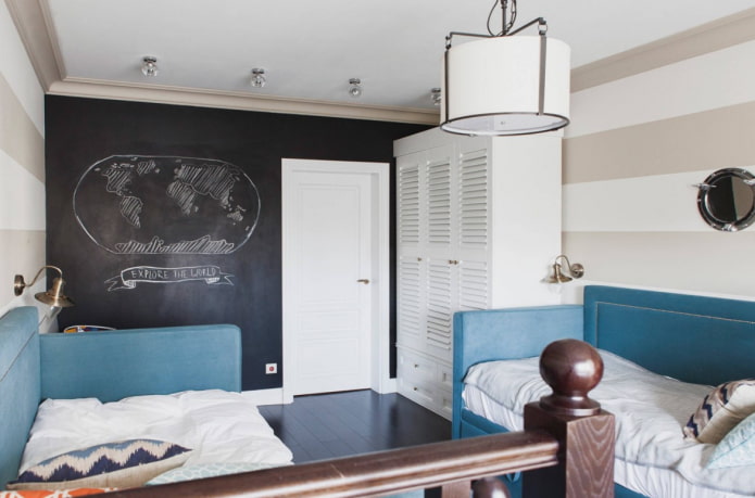 Habitación infantil para dos con pared de pizarra