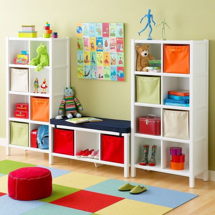 estante para guardar juguetes en la habitación infantil