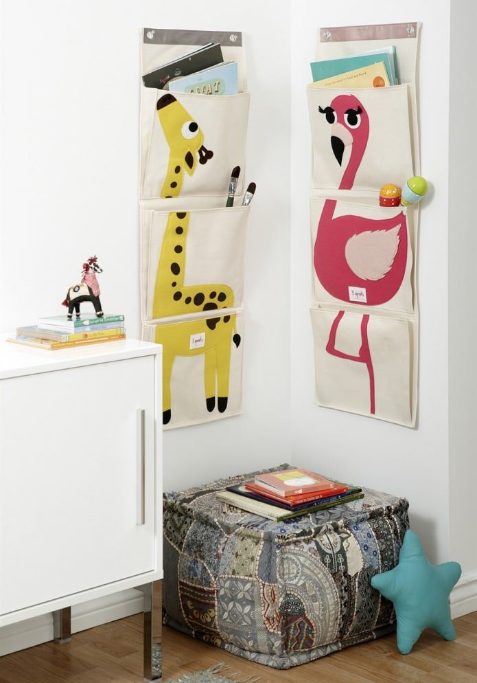 Bolsillos para guardar juguetes en la habitación infantil