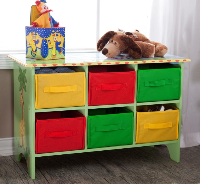 Guardar juguetes en la habitación de un niño