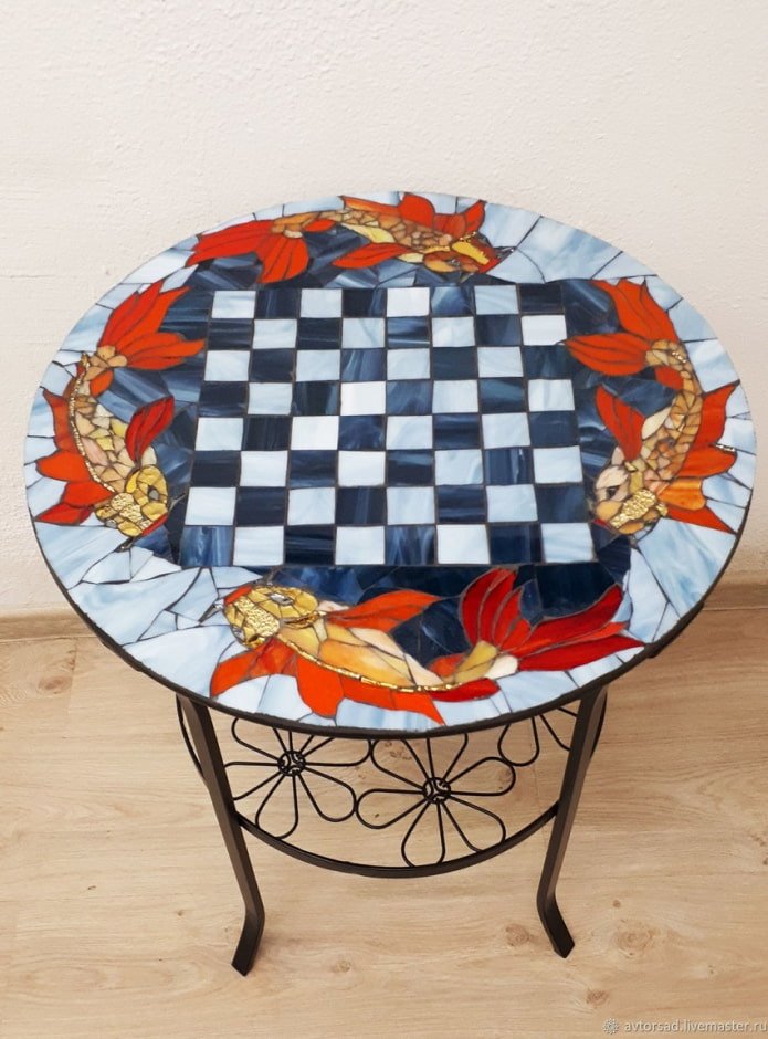 tablero de ajedrez sobre una encimera de mosaico
