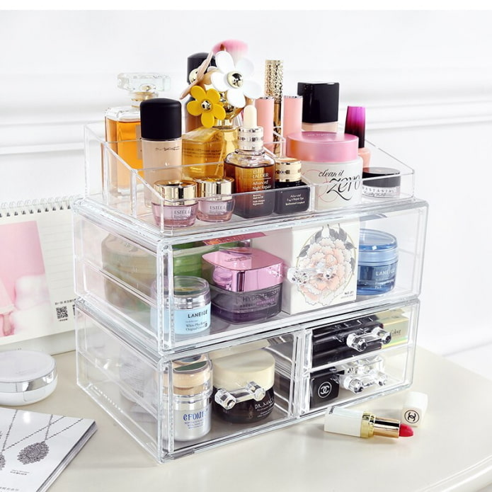 organizador con cosméticos
