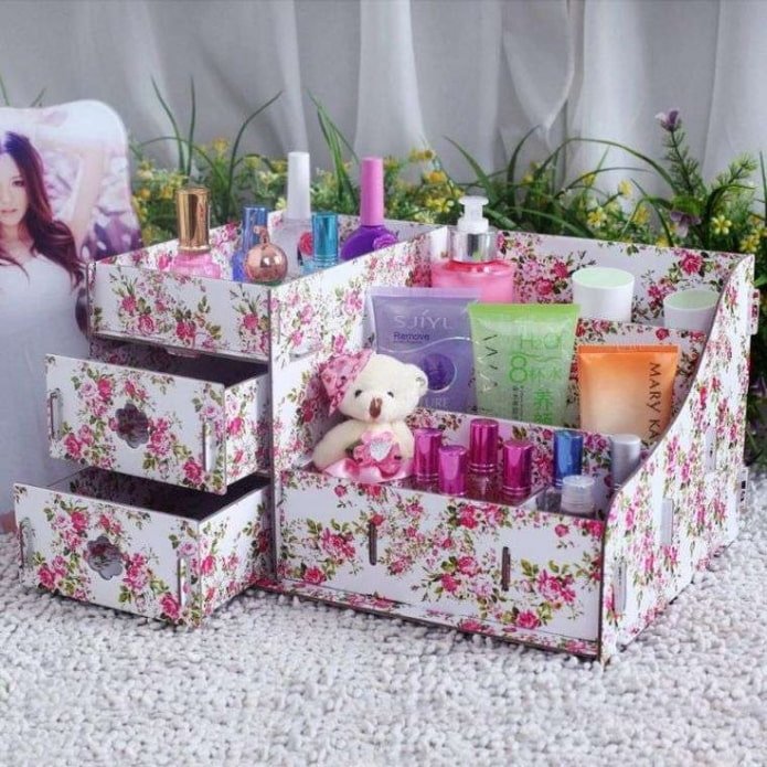 Caja de cartón decorada