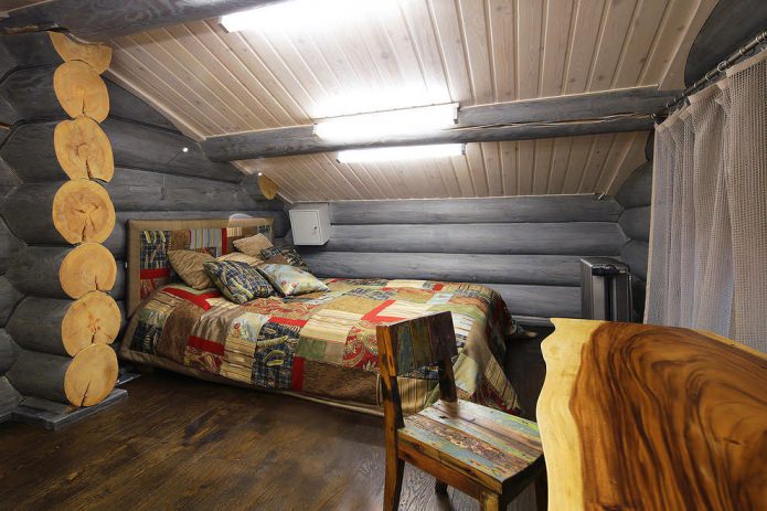 Dormitorio en una casa de madera