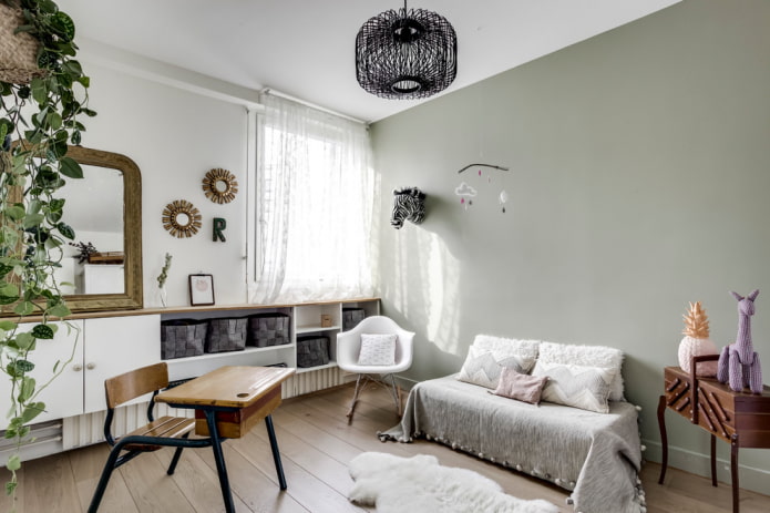 Muebles y decoración en el interior de una habitación infantil gris