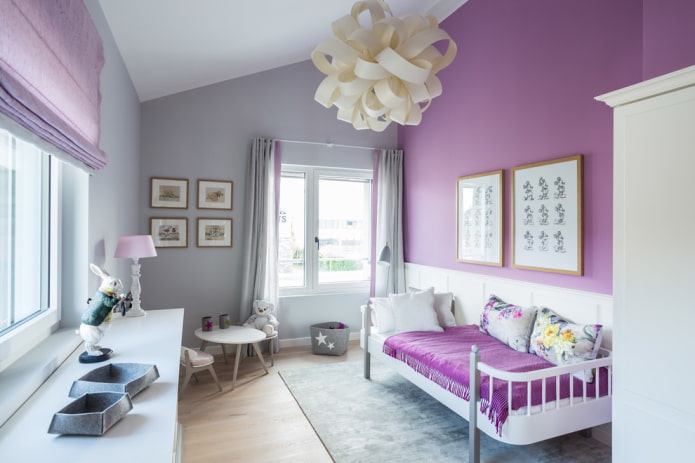 interior de una guardería gris con acentos brillantes