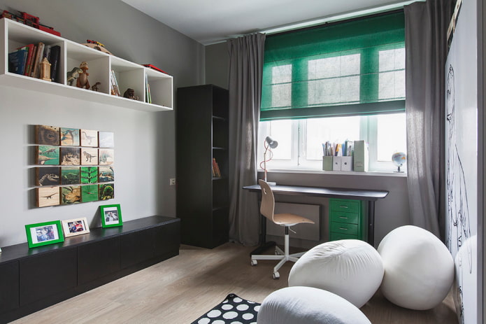 cortinas en el interior de una habitación infantil gris