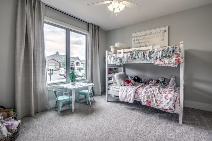 cortinas en el interior de una habitación infantil gris