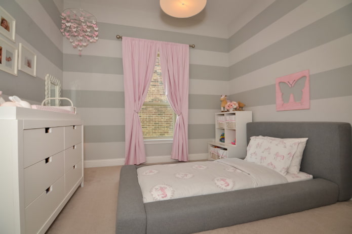 Cortinas rosas en una habitación infantil gris