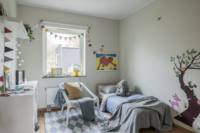 Habitación infantil pequeña en gris