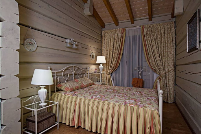 interior de una casa de troncos de estilo provenzal