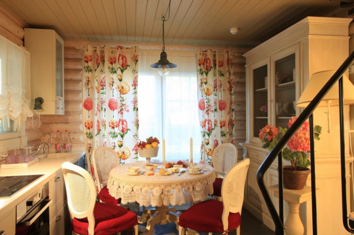interior de una casa de troncos en estilo provenzal
