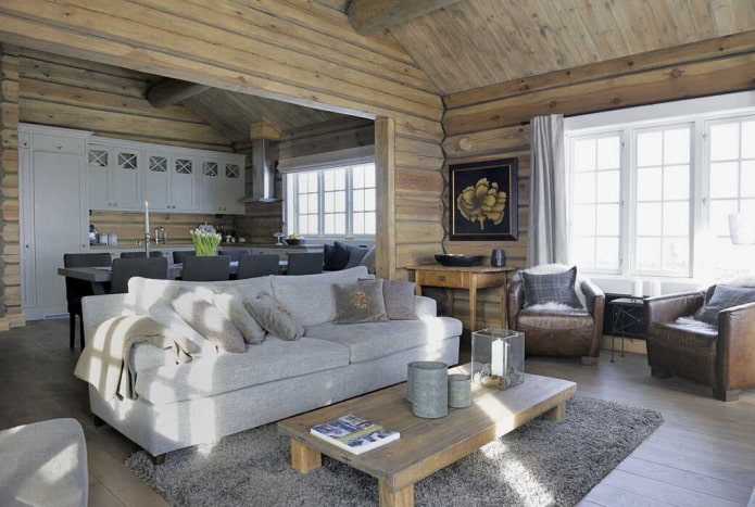 Sofá en una casa de madera
