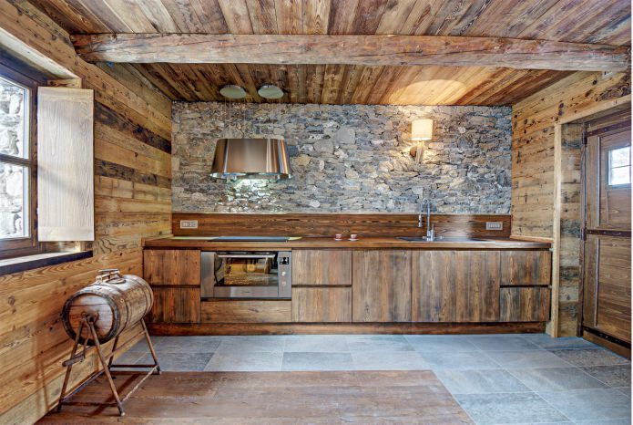 Interior de casa de campo estilo chalet alpino