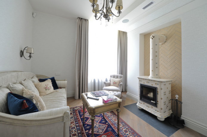 Chimenea en el interior del salón de la casa