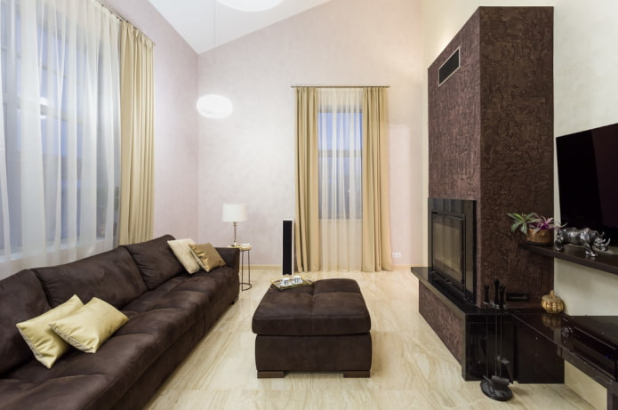 Chimenea en una pared libre del interior del salón
