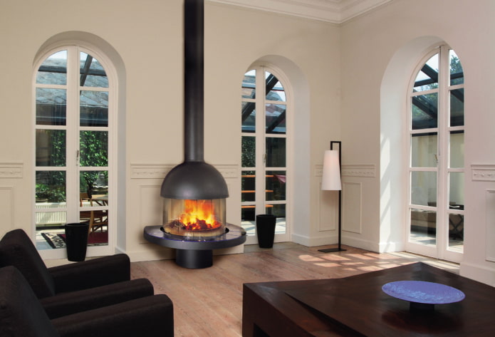 chimenea en el interior del salón
