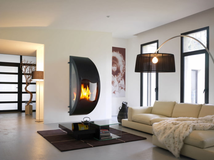 chimenea en el interior de la sala de estar en estilo de alta tecnología