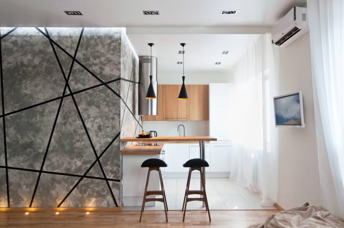 División de la cocina y el salón con barra de bar