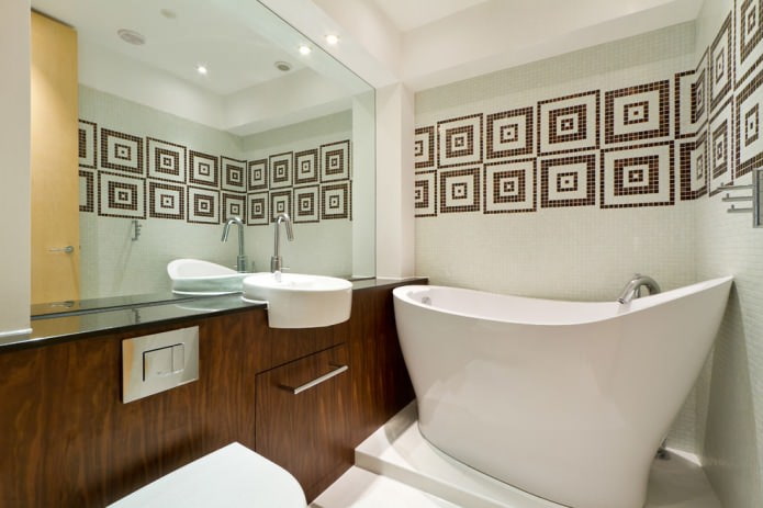 pared de espejos en el baño