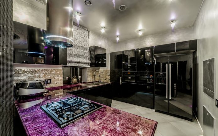 Papel pintado gris en una cocina moderna con muebles negros