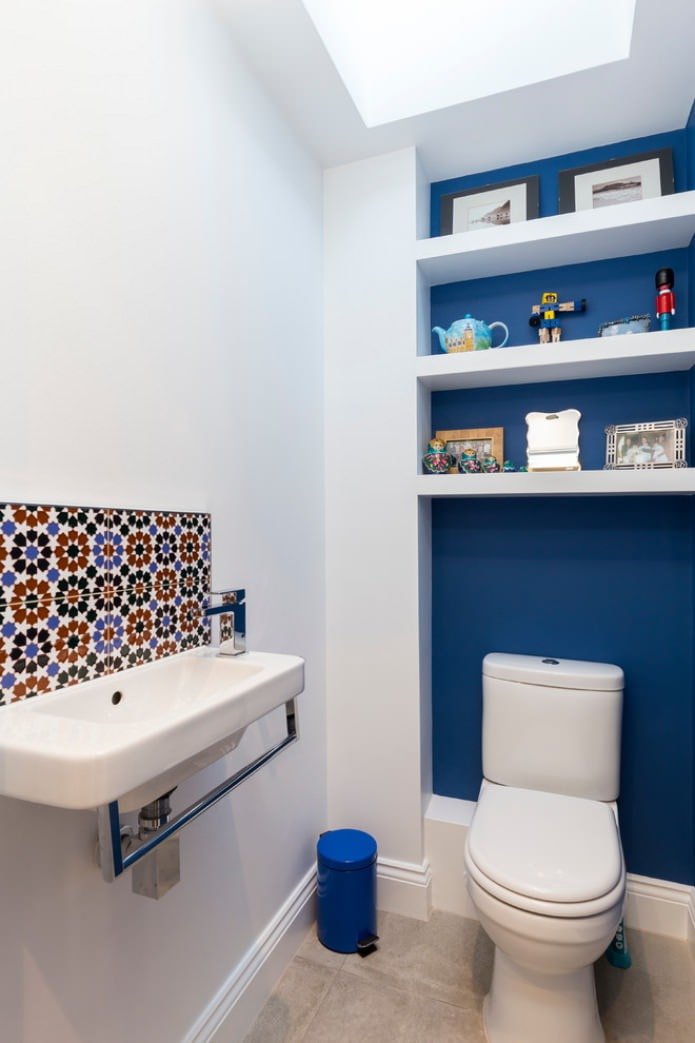 pintura azul y blanca para baño