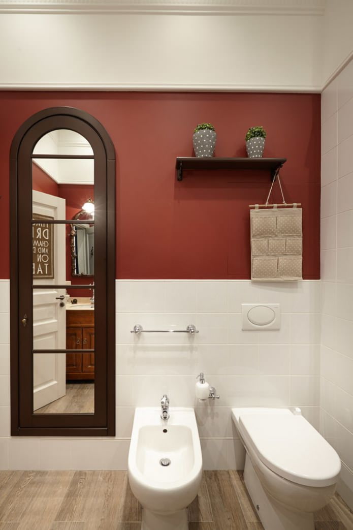 Rojo en el interior del baño