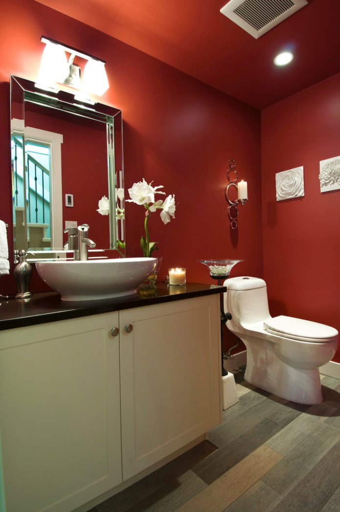 Rojo en el interior del baño