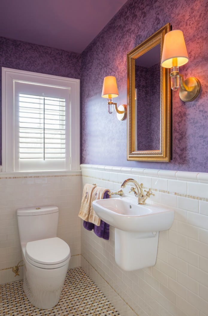 papel pintado morado en el baño