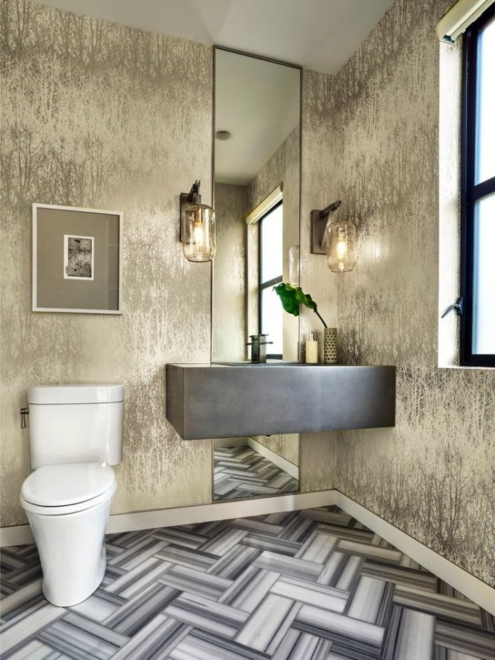 baño con papel pintado