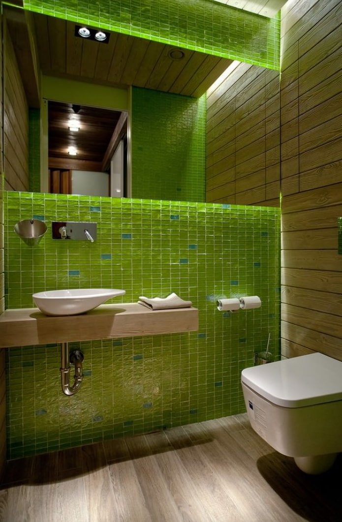 un espejo en el baño