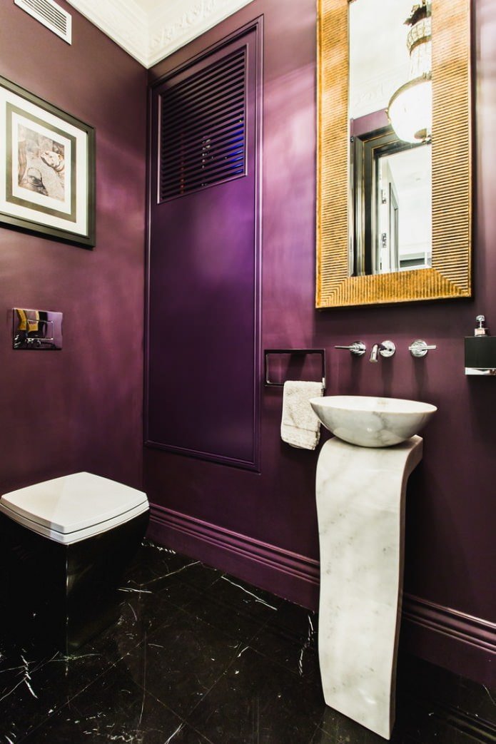 azulejos negros en el suelo del baño