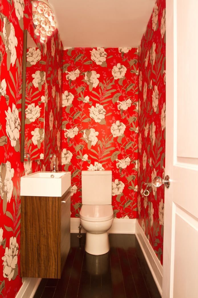 Papel pintado rojo en el inodoro