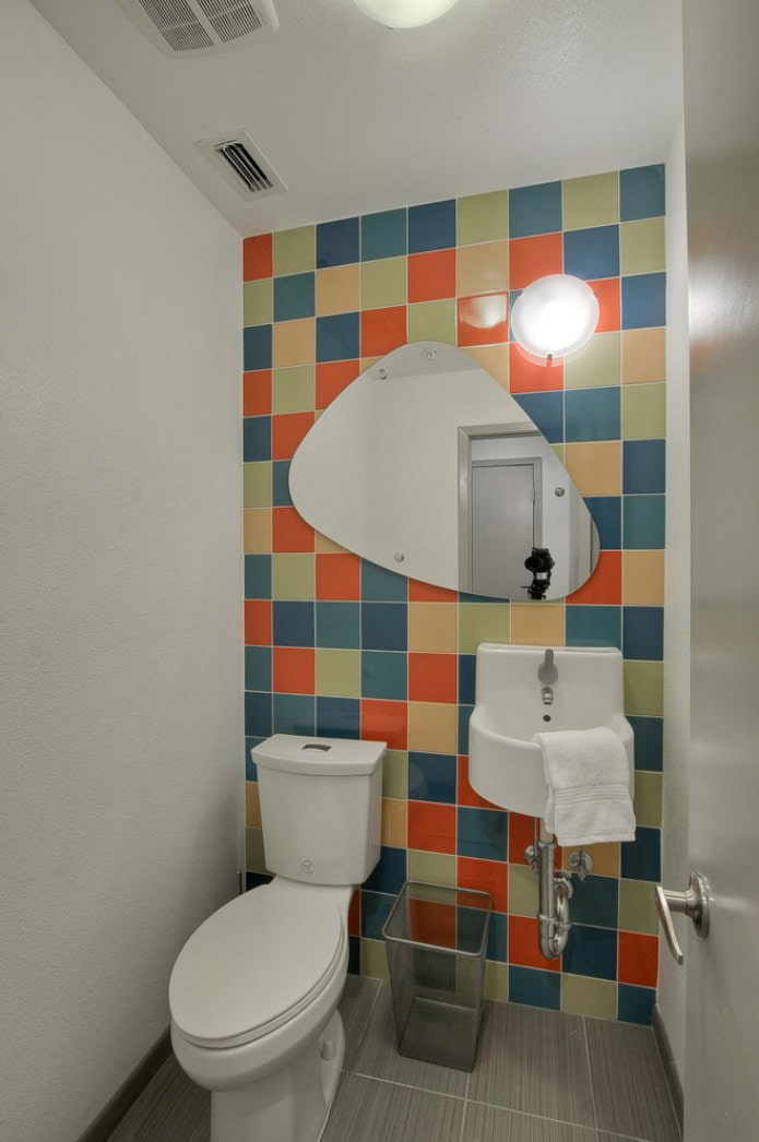Techo blanco en el baño