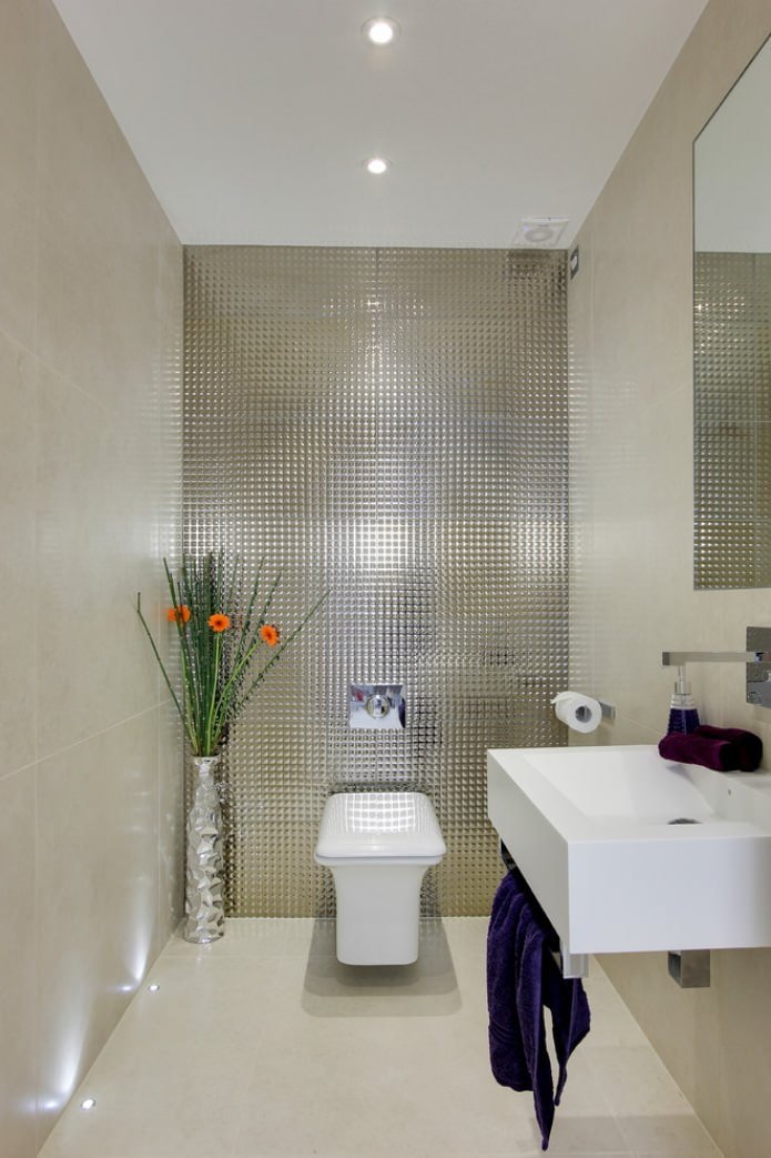 Tela tensada blanca en el baño