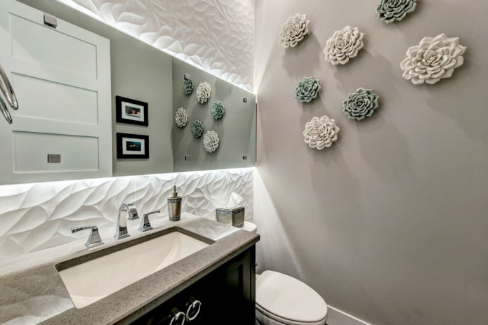 Paneles convexos y pintura en el baño