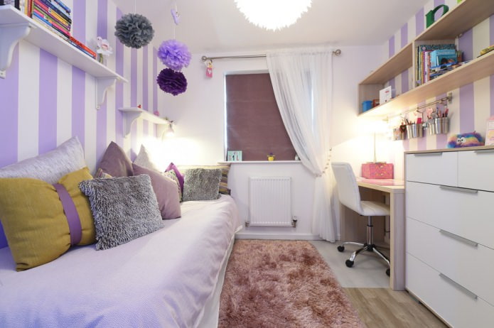 Rayas lilas en las paredes de la habitación infantil