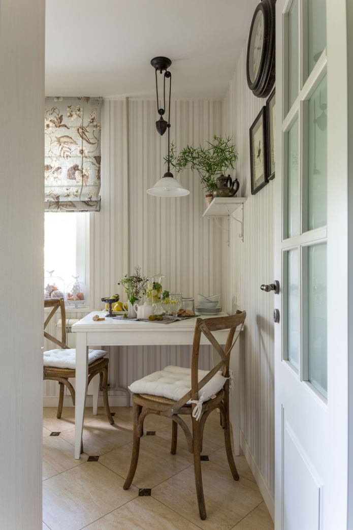 Papel pintado a rayas en la cocina