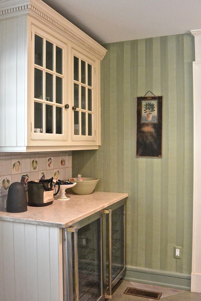 Papel pintado a rayas verdes en la cocina