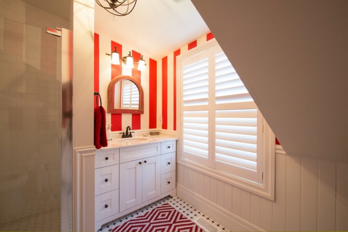 Raya roja en las paredes del baño