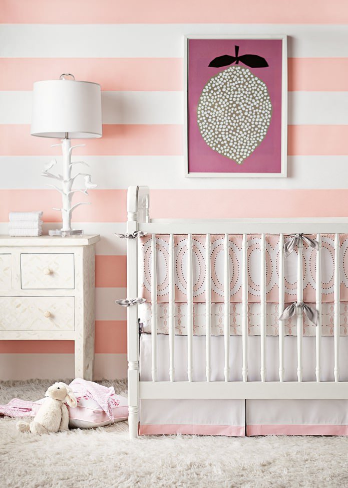 Papel pintado de rayas rosas en la habitación infantil